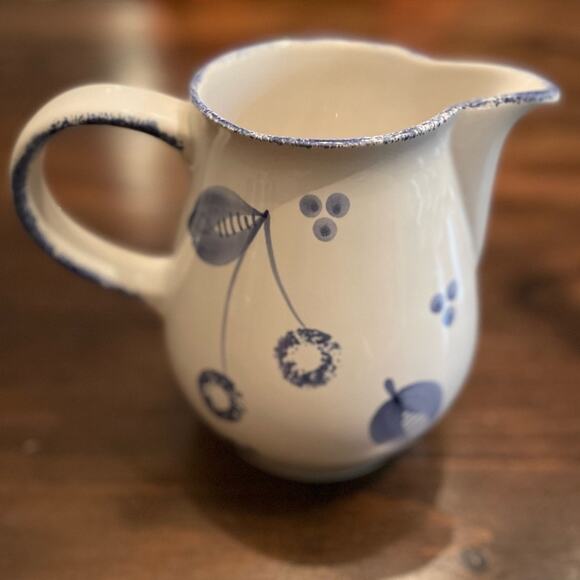 ⭐️ Pier 1 Imports Glass Kitchen Pitcher Sponge Print Rim White Blue Apples - Picture 2 of 12